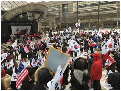 지난 1월 28일 1차 태극기 집회에 참가한 한인들이 태극기를 들고 박근혜 대통령 탄핵을 반대하는 모습