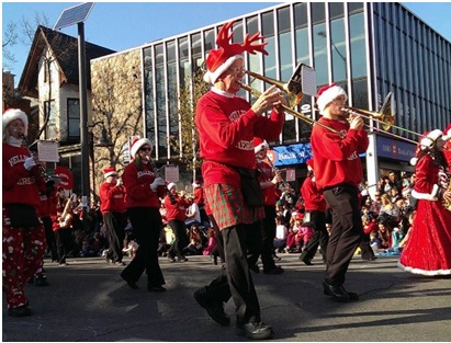 지난해 열린 산타 퍼레이드에서 참여자들이 악기를 연주하며 행진 하고 있다.