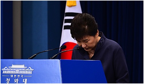 박근혜 대통령이 25일 오후 청와대 춘추관에서 최순실에 대한 연설문 유출 의혹과 관련해 입장을 발표하고 사과하고 있다