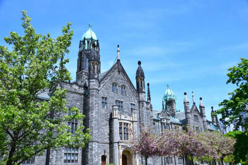 [Trinity College. Unsplash @Ronin]