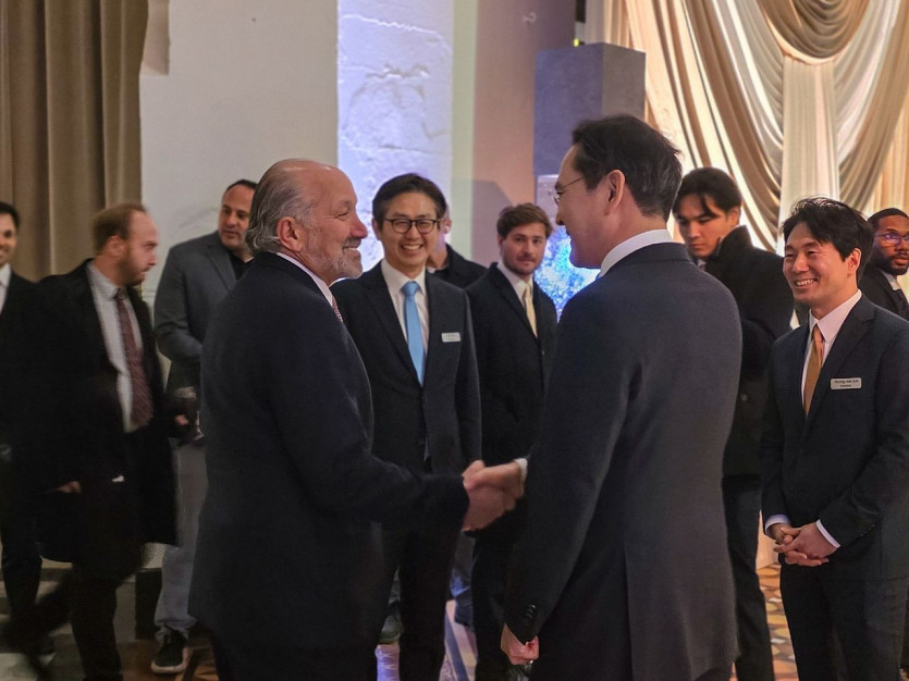 이재용 삼성전자 회장이 28일 미국 워싱턴DC 스미스소니언에서 열린 갈라 만찬에서 하워드 러트닉 미 상무부 장관과 인사하고 있다. [사진 삼성전자]