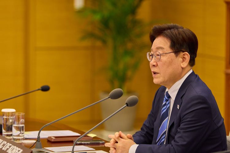 이재명 대통령이 17일 청와대에서 프랑스·영국이 주도하는 호르무즈 해협 자유 항행에 관한 화상 정상회의를 하고 있다. 청와대 제공 