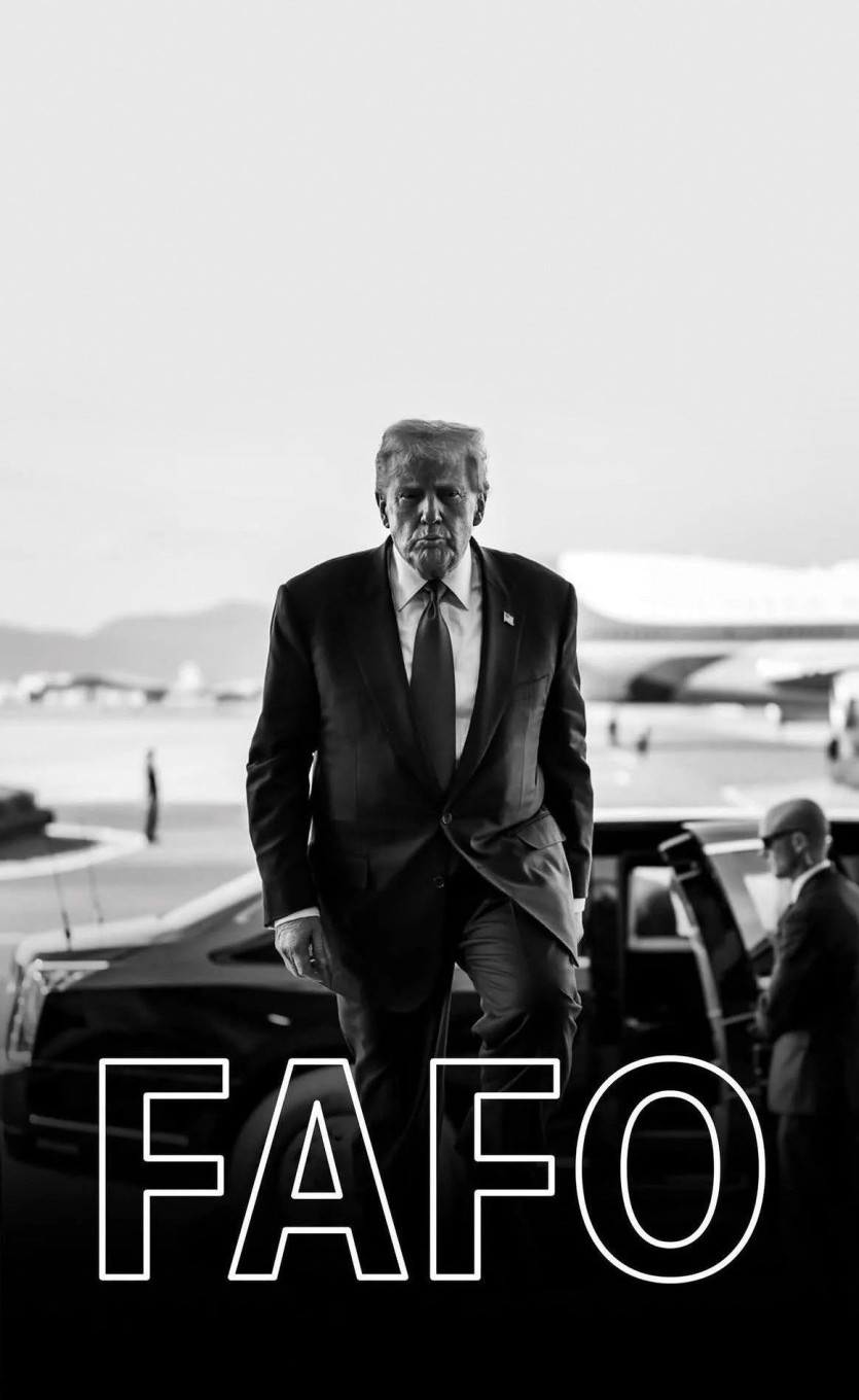 지난 1월 3일 백악관 공식 소셜미디어(SNS) 계정에 게재된 사진. 도널드 트럼프 미국 대통령이 계단에 오르는 모습의 사진엔 ‘까불면 다친다’는 뜻의 속어 ‘FAFO’(F**K Around and Find Out)가 크게 박혔고, ‘유희(Game)는 없다, FAFO’라는 글이 곁들여졌다. [연합뉴스] 