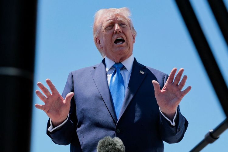 도널드 트럼프 미국 대통령이 25일 팜비치 국제공항에서 기자들과 대화를 나누고 있다. 로이터=연합뉴스