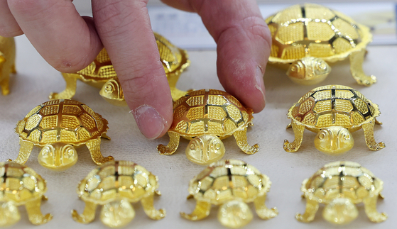 지난해 12월 24일 서울 종로구 한국금거래소 종로본점에서 직원이 금제품을 정리하고 있다. 뉴스1 