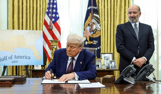 도널드 트럼프 미국 대통령(왼쪽)이 지난해 하워드 러트닉 상무장관이 지켜 곁에 두고 관세부과와 관련한 행정명령에 서명하고 있다. 로이터=연합뉴스