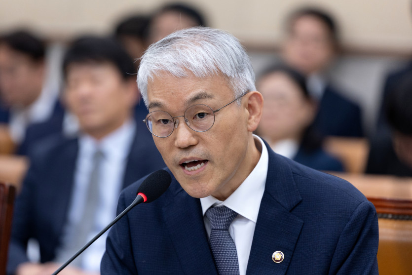 천대엽 법원행정처장이 4일 서울 여의도 국회에서 열린 제429회 국회(정기회) 법제사법위원회 제2차 전체회의에서 의원 질의에 답변하고 있다. 뉴스1 