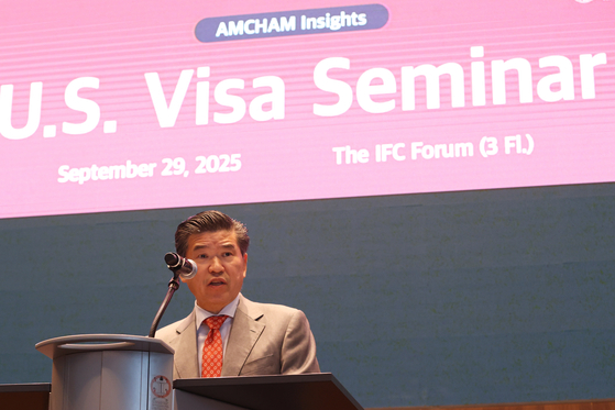 제임스 김 주한미국상공회의소(암참) 회장이 29일 서울 여의도에서 미국 비자 세미나에서 개회사를 하고 있다. 연합뉴스 