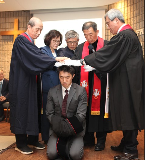 허천회 목사와 한혜경 목사의 아들 허차영 전도사가 안수를 받고 있는 모습