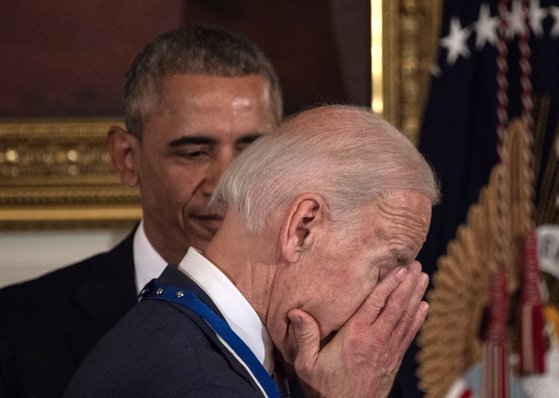 2017년 사진. 조 바이든 당시 부통령이 기쁨의 눈물을 흘리고 있다. 버락 오바마 당시 대통령이 그에게 &#034;대통령 메달&#034;을 수여한 직후, 감동에 젖어서다. AFP=연합뉴스