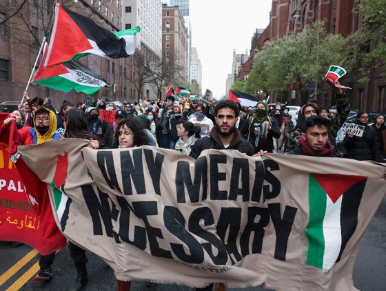지난 18일 미국 뉴욕에서 친팔레스타인 시위대가 ‘가자지구 정전’을 촉구하며 도로를 행진하고 있다. 로이터=연합뉴스