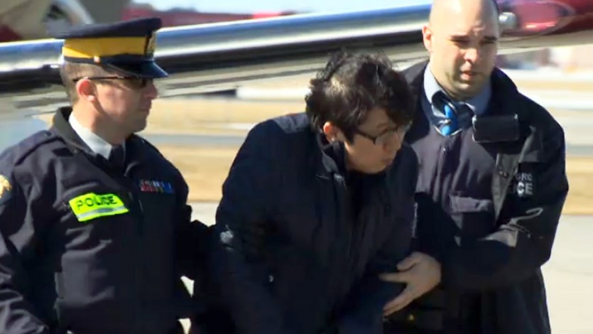 2015년 4월 당시, RCMP에 의해 체포되어 압송 되고 있는 전대근 목사. CTV 뉴스 캡쳐