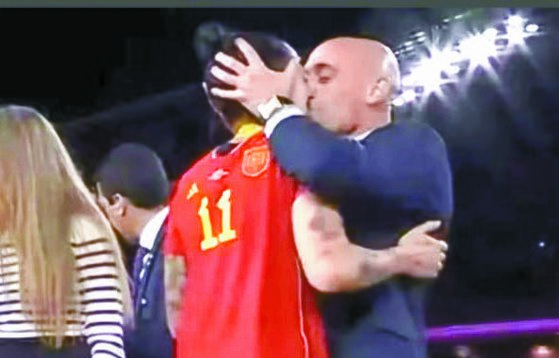 여자월드컵 스페인 우승 직후 열린 시상식에서 결승골 주인공 에르모소의 머리를 잡고 입을 맞추는 루비알레스 스페인축구협회장. 사진 중계 영상 캡처