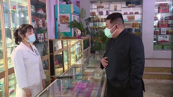 코로나19가 거세게 확산 중인 북한에서 김정은 국무위원장이 지난 15일 마스크 두 장을 겹쳐 쓴 채 평양 시내 약국을 시찰하고 있다. [조선중앙TV 화면=연합뉴스]