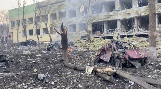 우크라이나 남부 항구도시 마리우폴의 한 어린이 병원이 지난 3월 러시아군 폭격으로 파괴됐다. [로이터=연합뉴스]