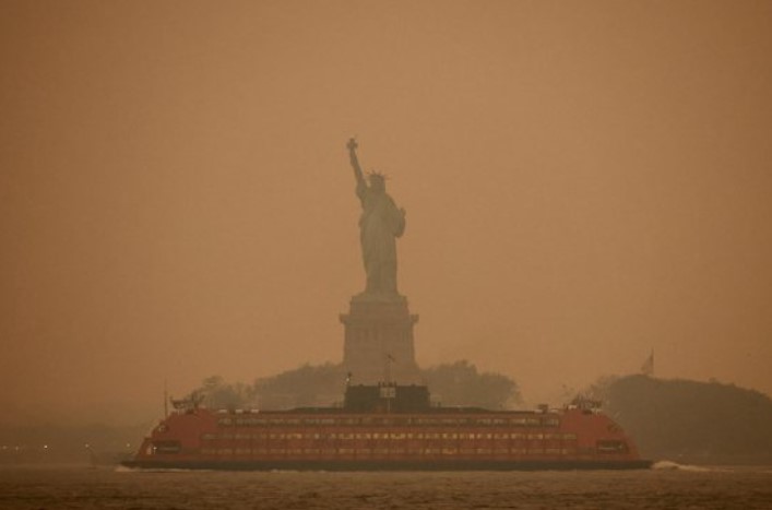 캐나다에서 번진 산불 연기 여파로 미국 뉴욕시 자유의 여신상 일대 대기가 뿌옇게 변해 있다.로이터=연합뉴스