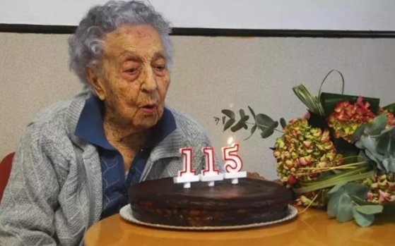 115세 생일 케잌 촛불을 끄고 있는 모레라 할머니. 사진-마리아 브라냐스 모레라 트위터