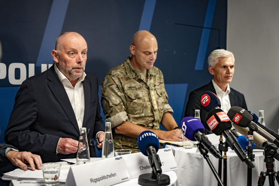 핀 보르흐 덴마크 보안정보국(PET) 국장(왼쪽부터), 마이클 위거스 힐드가드 국방장관, 토마스 아렌키엘 국방정보국장이 25일 덴마크 코펜하겐 경찰청에서 최근 공항과 군사시설에 출몰한 드론과 관련해 기자회견을 하고 있다. EPA=연합뉴스 