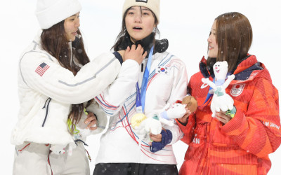 3연패 놓친 클로이 김, 환한 미소로 새 여왕 맞이